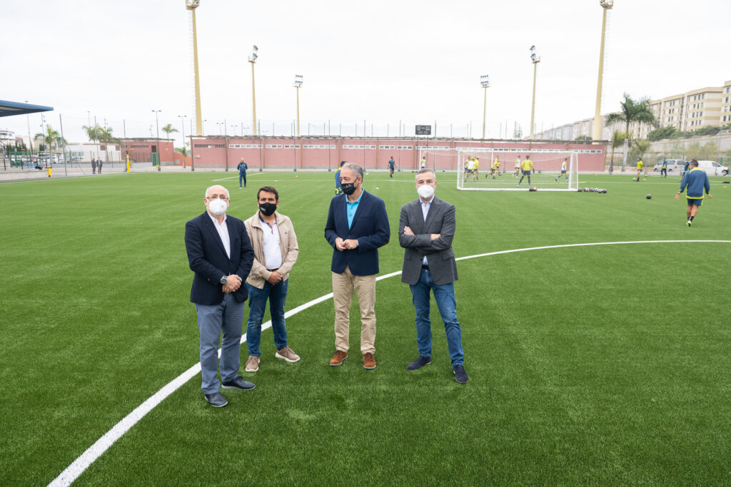 El campo de fútbol 11 de la Ciudad Deportiva de Siete Palmas renovado