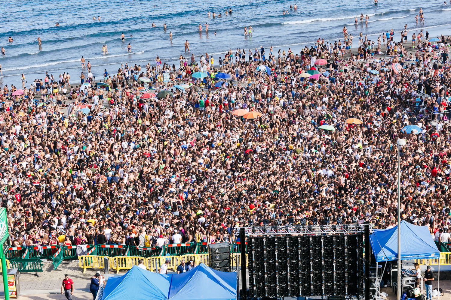 Casi 8.000 personas vibran en la arena de Playa del Inglés con el